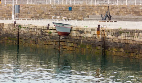 Adorno en forma de barco en el puerto de Gijón, España — Foto de Stock