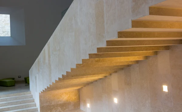 Uma escadaria de mármore moderno — Fotografia de Stock