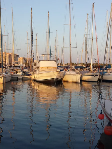 Pequeños veleros en el puerto — Foto de Stock