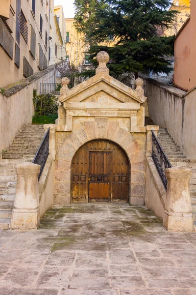 Oude trap in een park in Cuenca, Spanje — Stockfoto