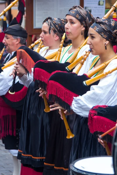 Oviedo, İspanya 25 Ağustos 2015: Grup geçit bir uçtan bir uca bagpipers — Stok fotoğraf