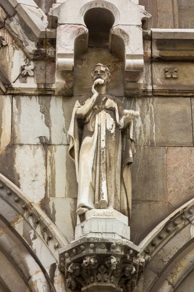 Detalhes arquitetônicos religiosos em uma igreja — Fotografia de Stock