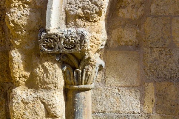 Religieuze architectonische details in een kerk — Stockfoto