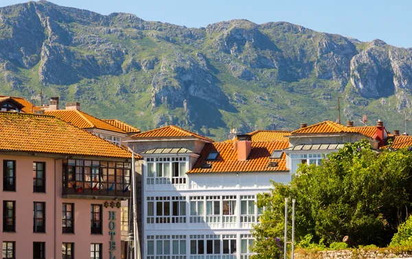 Edifícios bonitos e coloridos típicos na cidade de Llanes, na Espanha — Fotografia de Stock