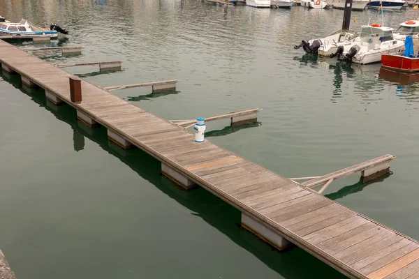 Un pequeño embarcadero de madera vacío — Foto de Stock