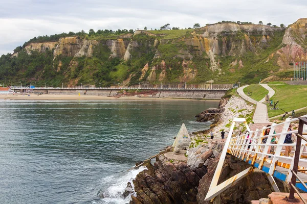 Eiserne Brücke mit Holzböden und Rost am Meer, in aviles, Spanien — Stockfoto