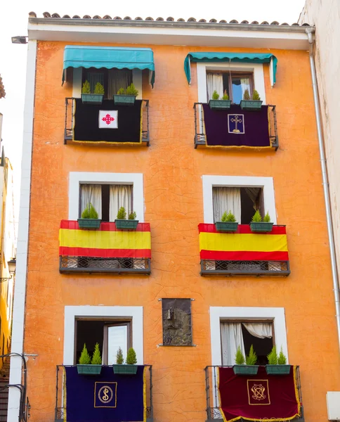 Calles y edificios típicos de la famosa ciudad de Cuenca, España — Foto de Stock