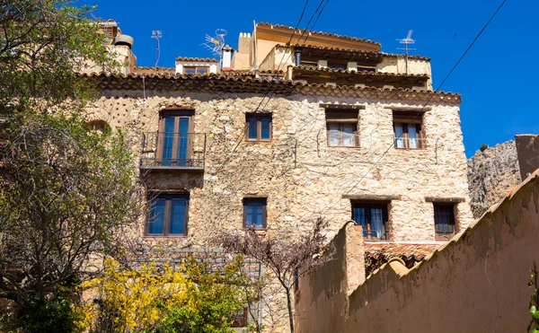 Calles y edificios típicos de la famosa ciudad de Cuenca, España — Foto de Stock