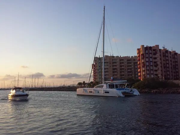 Un catamaran naviguant au coucher du soleil — Photo