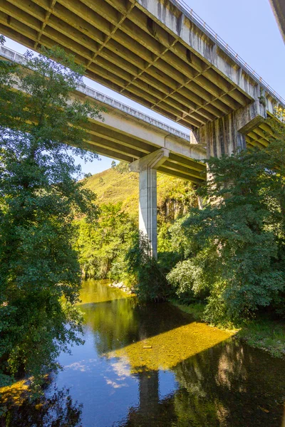 Modern autópálya híd a folyón — Stock Fotó