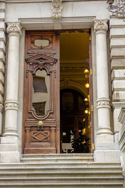 Vieille porte en bois sur une façade — Photo