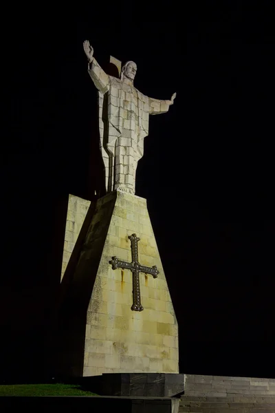 Religieuze standbeeld uitgehouwen in steen — Stockfoto