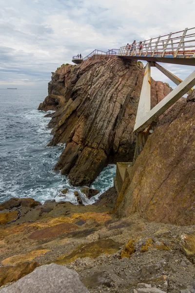 Eiserne Brücke mit Holzböden und Rost am Meer, in aviles, s — Stockfoto