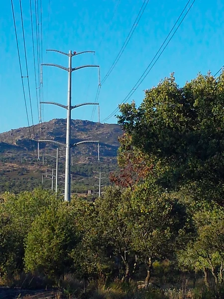 Moderne elektrische toren op blauwe hemel — Stockfoto