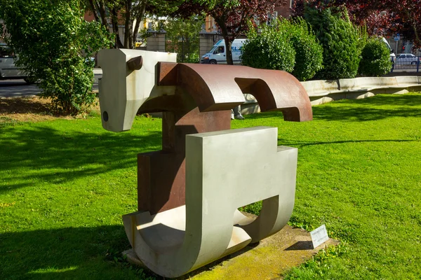 Escultura abstracta de un toro, León, España — Foto de Stock