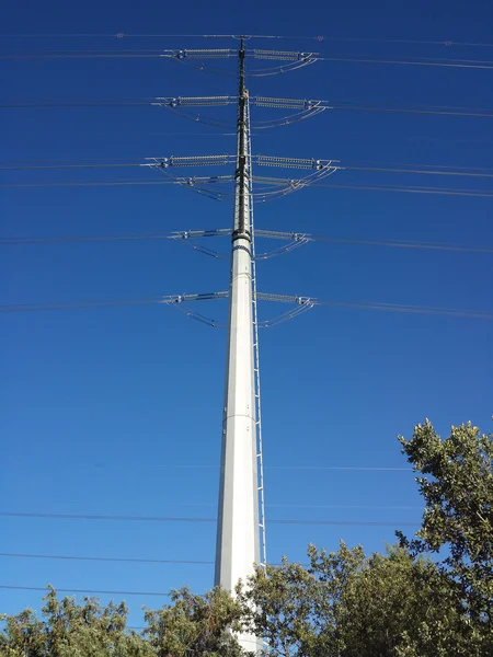 青い空の近代的な電気塔 — ストック写真