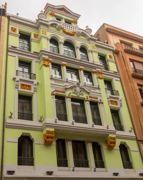 Edifício antigo na cidade de Gijon, Espanha — Fotografia de Stock