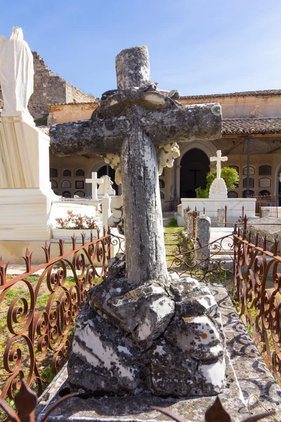 Oude kruis gesneden in steen op een graf — Stockfoto