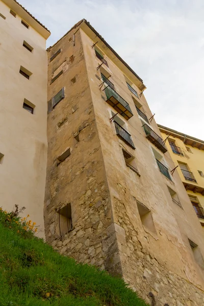 Strade ed edifici tipici della famosa città di Cuenca, Spai — Foto Stock