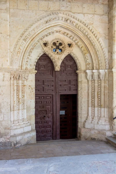 Oude houten deur in een kerk — Stockfoto