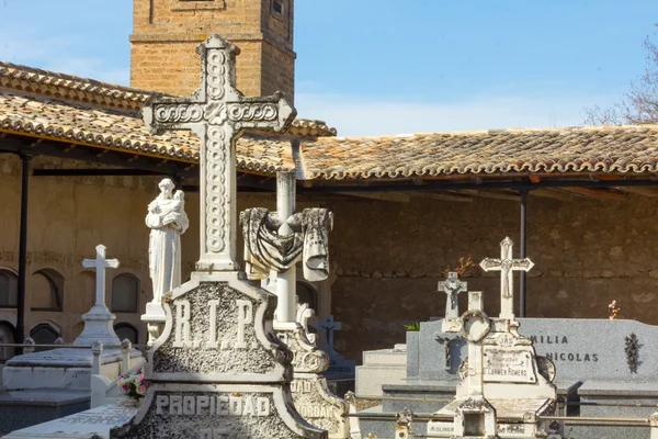 Oude kruis gesneden in steen op een graf — Stockfoto