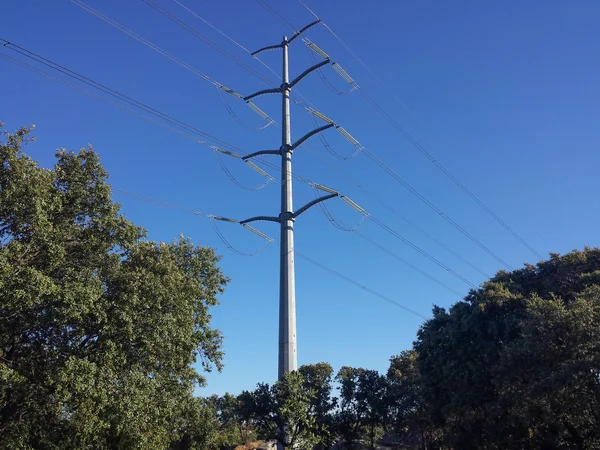 青い空の近代的な電気塔 — ストック写真