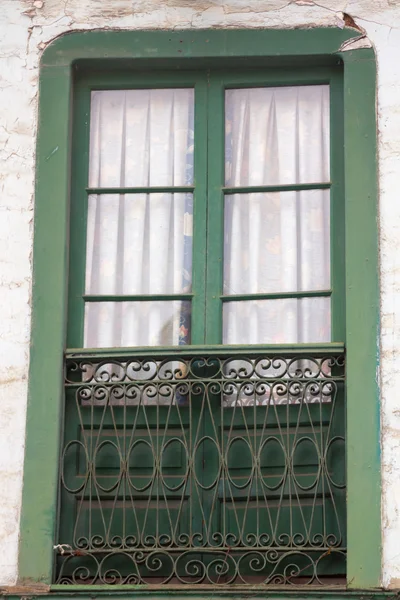 Vieja ventana de madera en una fachada — Foto de Stock
