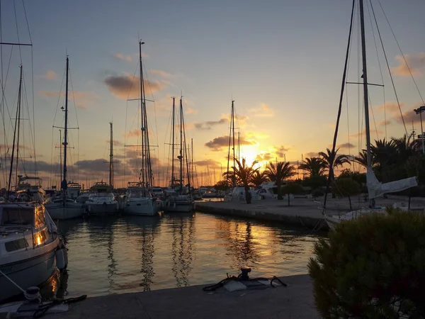 Barcos de vela en puerto al atardecer con cielo rojo — Foto de Stock