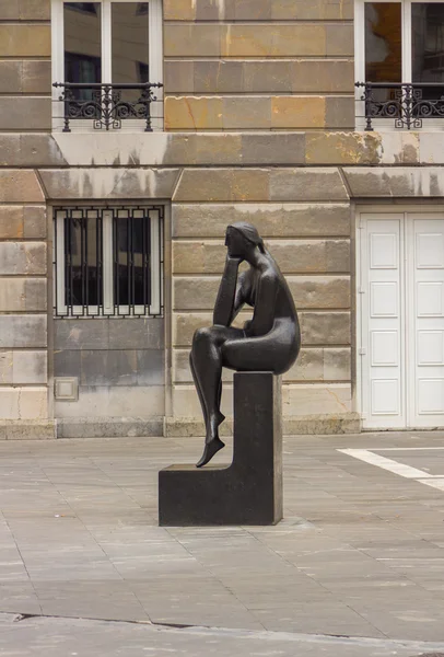 Escultura de uma mulher sentada pensando — Fotografia de Stock