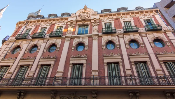 Edifícios bonitos e coloridos típicos na cidade de Llane — Fotografia de Stock