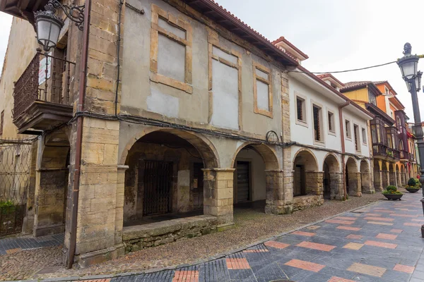 Arcades et colonnes célèbre ville antique d'Aviles Espagne — Photo