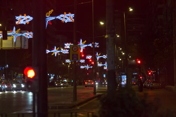 Luces coloridas adornan las calles en Navidad, Madrid, España —  Fotos de Stock