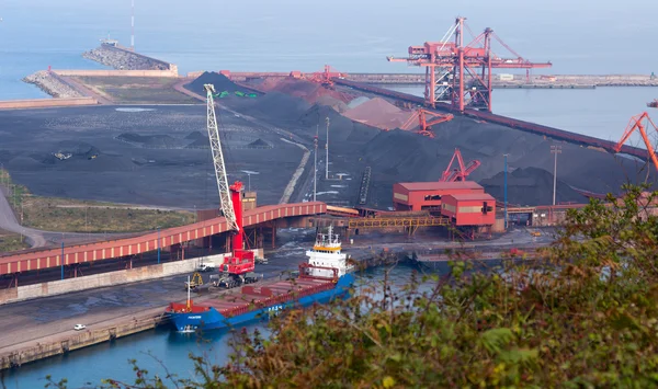 Tape deck per il trasporto del carbone in un porto — Foto Stock