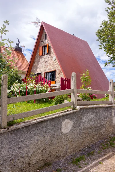 Schöne Häuser im Hochgebirge im Sommer — Stockfoto