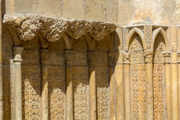 Detalhes arquitetônicos religiosos em uma igreja — Fotografia de Stock