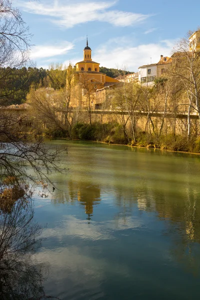 Jucar річка перетинає місто Куенка, Іспанія — стокове фото