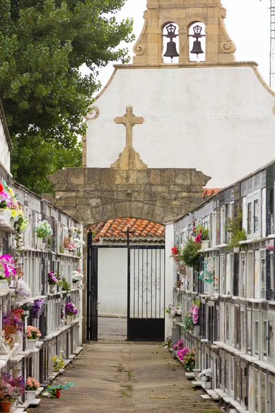 Nicchie con fiori in un cimitero — Foto Stock