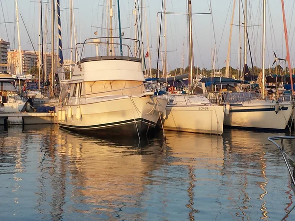 Embarcaciones de recreo atracadas en el muelle al atardecer — Foto de Stock