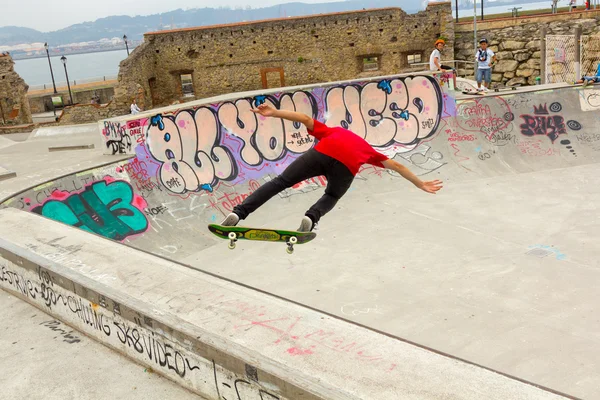 GIJON, SPANIEN August 26, 2015: Ung sjov i en park med sin skate - Stock-foto
