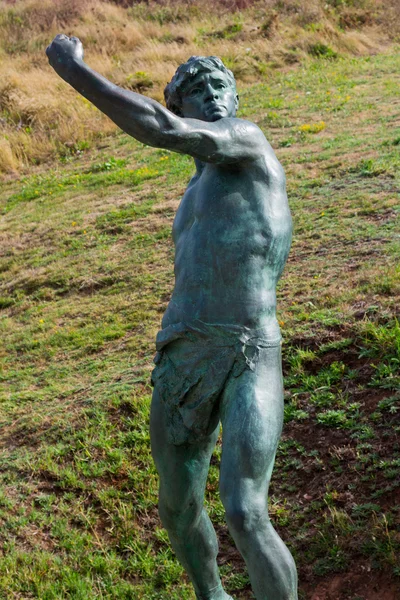 Vecchia statua in bronzo di un giovane greco — Foto Stock