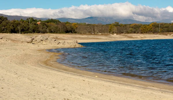 Orilla del gran Lago ValMayor, aguas azules en Madrid, España —  Fotos de Stock