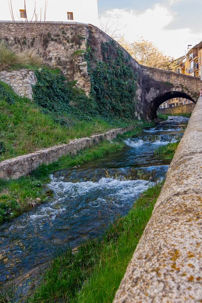 Arch stone bridge and pedestrian in the city of Cuenca, Spain — Stock Photo, Image