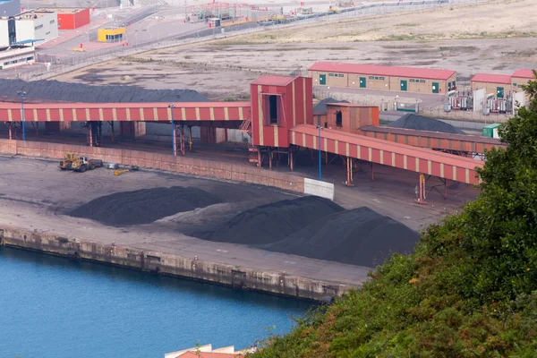 Convés de fita para transportar carvão em um porto — Fotografia de Stock