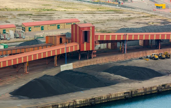 Videoband in de opening voor het vervoer van steenkool in een haven — Stockfoto