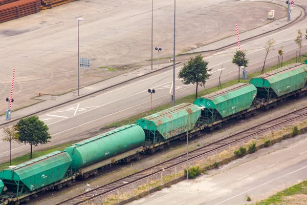 Vagones de mercancías en un tren de mercancías —  Fotos de Stock