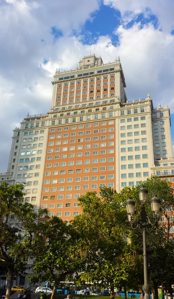 Modern building housing a big city — Stock Photo, Image