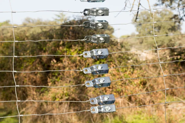 Detalle de holgura en una cerca de alambre en el campo —  Fotos de Stock