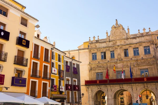 Típicas casas de colores en la ciudad de Cuenca, España — Foto de Stock