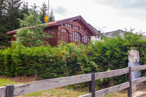 Красивые дома в высоких горах в течение лета — стоковое фото