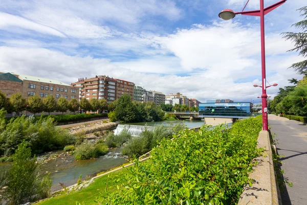 Rio Bernesga atravessa a cidade de Leon, Espanha — Fotografia de Stock